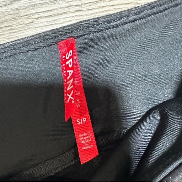 Spanx Women's faux leather Leggings, Size Small- Black shape wear like new - Picture 6 of 9